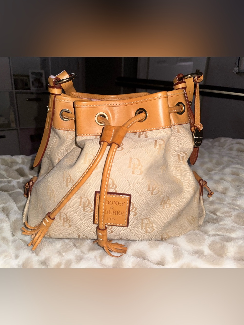 Dooney & Bourke Monogram Signature
Drawstring Bucket Shoulder Bag Beige / Tan